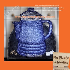 Puede incluir: Cafetera bordada azul sobre un fondo negro con el texto "My Chaotic Embroidery" en la parte inferior. El texto "www.MyChaoticEmbroidery.etsy.com" también es visible.