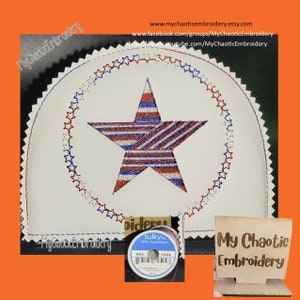 Könnte beinhalten: Ein weißer Lederuntersetzer mit einem roten, weißen und blauen Stern in der Mitte. Der Stern ist von einem Kreis aus roten und blauen Sternen umgeben. Der Untersetzer ist mit "My Chaotic Embroidery" beschriftet und wird von einer Spule Sulky-Garn begleitet.