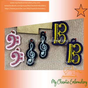 以下が含まれることがあります： さまざまな色の刺繍された音楽記号のパッチが5つあります。記号には、 treble clef、bass clef、G clef が含まれています。パッチはすべて約5cmの大きさです。