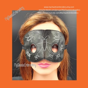 Peut inclure: Un masque de bal masqué en cuir noir avec des insectes brodés en blanc. Le masque a deux trous pour les yeux et une sangle.