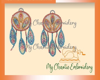 Peut inclure: Deux motifs de broderie de capteur de rêves colorés avec des plumes. Les motifs sont dans des tons de bleu, rose, jaune et orange. Le texte "My Chaotic Embroidery" est visible sur l'image.