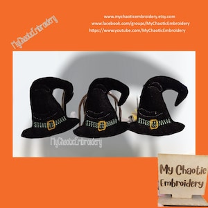 Könnte beinhalten: Drei schwarze Filz-Hexenhüte mit grünem und goldenem Besatz. Die Hüte sind in einer Reihe auf einer weißen Oberfläche angeordnet. Der Text "My Chaotic Embroidery" ist im Bild sichtbar.