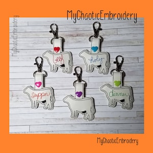 15 verschiedene Wort-Designs zum Preis von 3 - 10x10 Kuh Bovine - Keyfob Schlüsselanhänger Ring Snaptab Designs - Digitale Datei Stickmaschine
