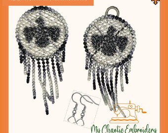 Peut inclure: Une paire de boucles d'oreilles argentées et noires avec un design en frange. Les boucles d'oreilles présentent un design rond et perlé avec une silhouette d'oiseau noir au centre. Les boucles d'oreilles sont attachées à des crochets argentés.