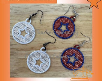 Può includere: Orecchini ricamati con un design a stella. Vengono mostrate due paia di orecchini, un paio è bianco con una stella bianca e l'altro paio è rosso con una stella blu. Gli orecchini hanno ganci neri.