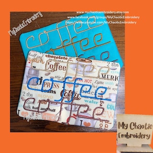 Könnte beinhalten: Zwei bestickte Kaffeekissen mit dem Wort "Kaffee" in blauer und brauner Farbe. Die Kissen liegen auf einer Holzoberfläche. Das obere Kissen ist türkisblau mit dem Wort "Kaffee" in brauner Farbe. Das untere Kissen ist cremefarben mit einem Kaffeetassen- und Kaffeekornmuster. Das Wort "Kaffee" ist in blauer Farbe. Der Text "My Chaotic Embroidery" befindet sich auf beiden Kissen.