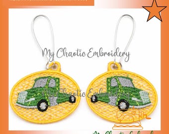 Pode incluir: Brincos bordados com um design de caminhão verde dentro de uma moldura oval amarela. Os brincos têm fios de orelha prateados. O texto "My Chaotic Embroidery" é visível nos brincos.