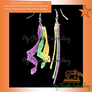 Könnte beinhalten: Ein Paar Ohrringe im Mardi-Gras-Stil mit lila, grünen und goldenen glitzernden, bandartigen Strängen. Die Ohrringe haben einen Hakenverschluss und sind vor einem schwarzen Hintergrund platziert. Der Text "My Chaotic Embroidery" ist enthalten.