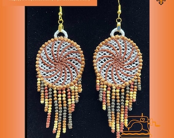 Peut inclure: Une paire de boucles d'oreilles brodées blanches et brunes avec un motif en spirale et une frange de perles dans les tons de brun, orange et jaune.