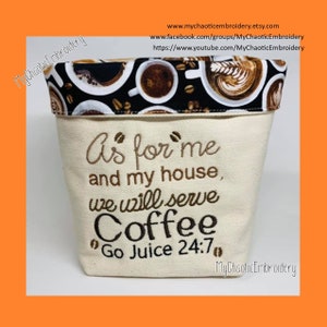 Puede incluir: Un contenedor de almacenamiento de tela beige con un patrón de café en la parte superior. El contenedor tiene texto bordado que dice: "En cuanto a mí y a mi casa, serviremos café Go Juice 24:7". El borde superior presenta tazas y granos de café.