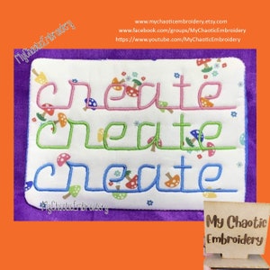 Könnte beinhalten: Ein weißer Stoffquadrat mit einem violetten Rand, auf dem das Wort "create" dreimal in rosa, grün und blau gestickt ist. Der Stoff ist mit einem Muster aus kleinen, bunten Pilzen verziert. Der Text "My Chaotic Embroidery" ist in der linken unteren Ecke gestickt.