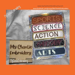 Op de afbeelding: Een set van vijf geborduurde patches met de woorden "SPORTS", "SCIENCE", "ACTION", "FANTASY" en "ARTS" erop. De patches zijn op een zilveren achtergrond met een holografisch effect. De patches zijn te koop op Etsy.