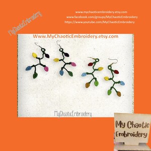 Puede incluir: Tres pares de pendientes de luces navideñas de crochet de colores. Cada par presenta una cadena de cinco luces de diferentes colores, incluyendo rojo, verde, amarillo, azul y rosa. Los pendientes están hechos a mano y tienen un aspecto caprichoso y festivo.