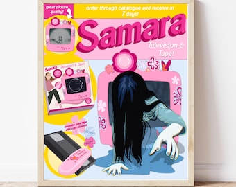 Puede incluir: Un televisor rosa y blanco con una niña de pelo largo y negro saliendo de la pantalla. El televisor tiene las palabras "Samara Television & Tape!" en él. La imagen es una parodia de la película de terror "The Ring".