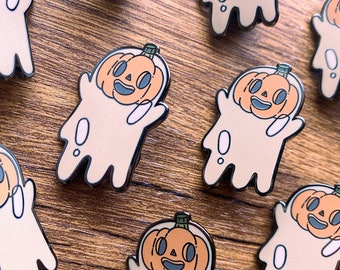 Puede incluir: Un conjunto de ocho pines de esmalte que representan un fantasma con una calabaza en la cabeza. Los fantasmas son de color beige con contornos negros y las calabazas son de color naranja con contornos negros y un tallo negro. Los fantasmas tienen una expresión de sorpresa con la boca abierta y los ojos muy abiertos. Las calabazas tienen una cara sonriente con ojos negros y una boca negra.