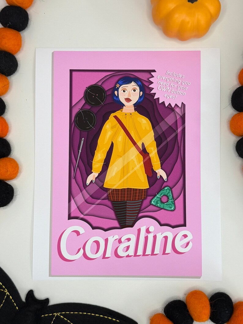 Może przedstawiać: R&oacute;żowa kartka z wyciętym papierowym obrazkiem Coraline z filmu Coraline. Lalka ma na sobie ż&oacute;łty płaszcz przeciwdeszczowy, czerwoną torebkę i sp&oacute;dnicę w kratę. Na kartce widnieje tekst "Zawiera wszystko, czego potrzebujesz do swoich WŁASNYCH guzikowych oczu!" i "Coraline".