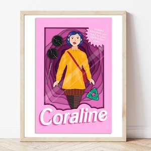 Może przedstawiać: Ilustracja papierowej lalki w kolorze r&oacute;żowym i fioletowym przedstawiająca Coraline, postać z filmu Coraline. Lalka ma na sobie ż&oacute;łty płaszcz przeciwdeszczowy, czerwoną torebkę i czarno-białe rajstopy. Tekst na pudełku lalki brzmi: "Zawiera wszystko, czego potrzebujesz do własnych oczu z guzik&oacute;w!"