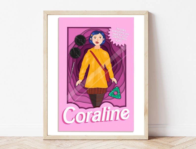 Może przedstawiać: Ilustracja papierowej lalki w kolorze r&oacute;żowym i fioletowym przedstawiająca Coraline, postać z filmu Coraline. Lalka ma na sobie ż&oacute;łty płaszcz przeciwdeszczowy, czerwoną torebkę i czarno-białe rajstopy. Tekst na pudełku lalki brzmi: "Zawiera wszystko, czego potrzebujesz do własnych oczu z guzik&oacute;w!"