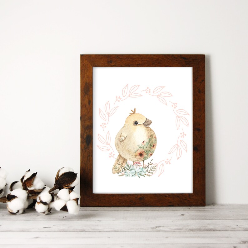 Puede incluir: Una ilustraci&oacute;n de acuarela de un p&aacute;jaro marr&oacute;n claro con flores rosas y hojas verdes. El p&aacute;jaro est&aacute; rodeado de una corona floral rosa.