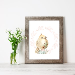 Puede incluir: Una ilustraci&oacute;n de acuarela de un p&aacute;jaro amarillo con una corona de flores a su alrededor. El p&aacute;jaro est&aacute; de pie sobre un lecho de flores y hojas. El fondo es blanco.