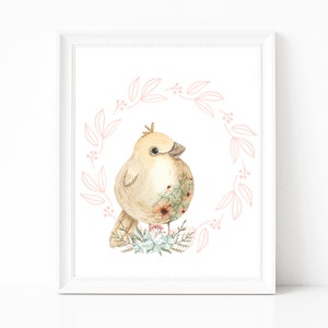 Puede incluir: Una ilustraci&oacute;n de acuarela de un p&aacute;jaro marr&oacute;n claro con flores rosas en el pecho, sentado en un lecho de hojas y flores verdes. El p&aacute;jaro est&aacute; rodeado de una corona floral rosa.