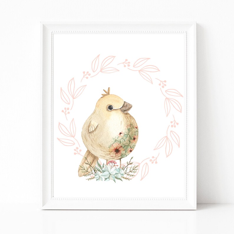 Puede incluir: Una ilustraci&oacute;n de acuarela de un p&aacute;jaro marr&oacute;n claro con flores rosas en el pecho, sentado en un lecho de hojas y flores verdes. El p&aacute;jaro est&aacute; rodeado de una corona floral rosa.