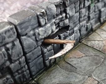 Pode incluir: Uma parede de pedra cinza detalhada com uma pequena abertura, com uma viga de madeira e uma lâmina branca e curva. A cena faz parte de um cenário de jogo de tabuleiro, com um chão de pedra texturizado em primeiro plano.
