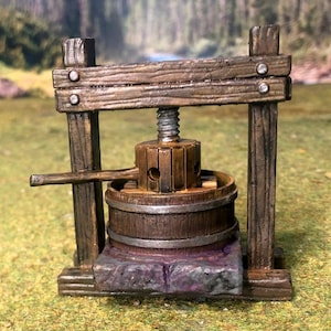 Könnte beinhalten: Eine hölzerne Obstpresse mit einer Metallschraube und einem Holzgriff. Die Presse ist aus dunkelbraunem Holz gefertigt und hat einen Steinsockel.