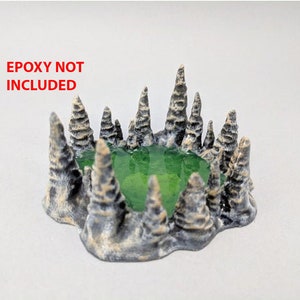 Könnte beinhalten: Eine 3D-gedruckte Miniatur eines grünen Pools, umgeben von grauen und weißen Felsformationen. Der Text "EPOXY NOT INCLUDED" ist im Bild sichtbar.