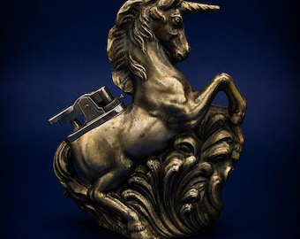 Encendedor de mesa vintage con forma de unicornio. Accesorio para fumadores con forma de criatura mítica. Escultura de unicornio en tono latón de los años 70.