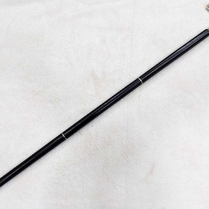 Puede incluir: Un bast&oacute;n negro con un mango de metal plateado en forma de cabeza de p&aacute;jaro.