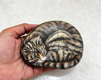 Piedra pintada a mano con un gato atigrado durmiendo: pintura realista de gato, piedra pintada con un gato, regalos para gatos