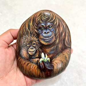 Orangutan mom & baby painted stone, animal painted rock, wildlife art, original stone painting, animal painted stone, gift for mom