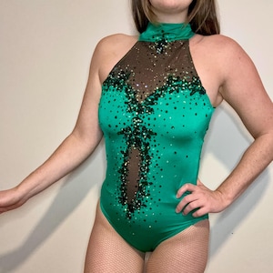 Costume da body ovale con scollo a V verde per esibizione di danza aerea con palo e lyra
