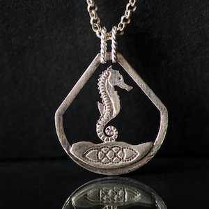 Wisiorek z symbolem celtyckiego zwierzęcia zodiakalnego, irlandzki celtycki prezent, wybierz jastrzębia, konika morskiego, wilka, motyla, jelenia, byka, lisa, konia, łososia, węża, troglodytę, łabędzia