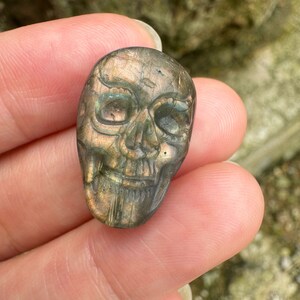 23 mm Natürliche golden Labradorit Schädel CAB geschnitzt Edelstein Schädel Cabochon für die Schmuckherstellung FQ019