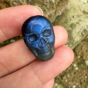 23 mm Natürliche dunkelblau Labradorit Schädel CAB geschnitzt Edelstein Schädel Cabochon für die Schmuckherstellung FQ031