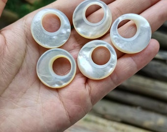 Colgante redondo de 25 mm de nácar blanco natural con forma de donut y agujero grande.