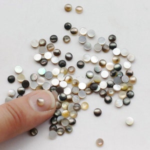 20 st naturliga svartgrå pärlemorcabochoner: Rund platt ädelsten (4-10 mm)