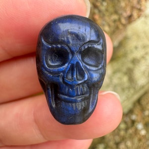 23 mm Natürliche dunkelblau Labradorit Schädel CAB geschnitzt Edelstein Schädel Cabochon für die Schmuckherstellung FQ024