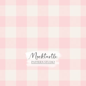 Może przedstawiać: Wzór bez szwów z kratą w kolorze różowym i białym. Wzór powtarza się na całym obrazie. Tekst "Mockturtle PATTERN STUDIO" jest napisany czarnym kolorem na białym tle.