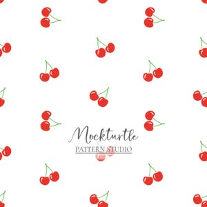 Puede incluir: Fondo blanco con un patrón repetido de cerezas rojas con tallos verdes. El texto "Mockturtle PATTERN STUDIO" está en el centro. Las cerezas están espaciadas uniformemente en la imagen.