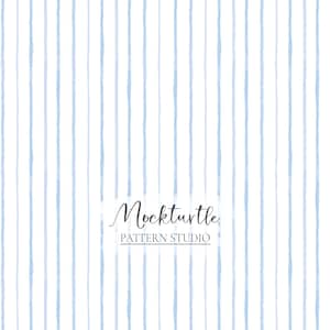 Può includere: Uno schema senza cuciture di strisce di acquerello blu chiaro su uno sfondo bianco. Lo schema si ripete in tutta l'immagine. Il testo "Mockturtle PATTERN STUDIO" è centrato nella parte inferiore dell'immagine.