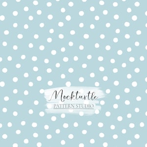 Puede incluir: Un patrón sin costuras con lunares blancos sobre un fondo azul claro. El patrón se repite en toda la imagen. El texto "Mockturtle PATTERN STUDIO" está escrito en blanco sobre una pincelada blanca.