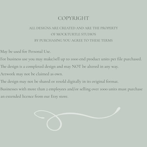 Puede incluir: Un fondo verde claro con texto blanco que describe la informaci&oacute;n de copyright para dise&ntilde;os digitales. El texto indica que todos los dise&ntilde;os est&aacute;n creados y son propiedad de Mockturtle Studios. Al comprar, usted acepta estos t&eacute;rminos: Puede usarse para uso personal. Para uso comercial, puede fabricar/vender hasta 1000 unidades de productos finales por archivo comprado. El dise&ntilde;o es un dise&ntilde;o completo y NO se puede alterar de ninguna manera. Las ilustraciones no se pueden reclamar como propias. El dise&ntilde;o no se puede compartir o revender digitalmente en su formato original. Las empresas con m&aacute;s de 2 empleados y/o que vendan m&aacute;s de 1000 unidades deben comprar una licencia extendida en nuestra tienda Etsy.