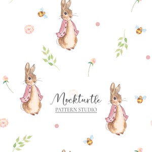 Puede incluir: Un patrón sin costuras con ilustraciones de acuarela de un conejito marrón con una chaqueta rosa, abejas y flores rosas. El texto "Mockturtle Pattern Studio" está incluido en el diseño.