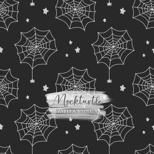 Könnte beinhalten: Ein nahtloses Schwarz-Weiß-Muster mit einem sich wiederholenden Design aus Spinnennetzen und Sternen. Der Text "Mockturtle Pattern Studio" ist in Weiß auf einem grauen Pinselstrich-Hintergrund geschrieben.