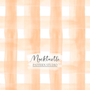 Può includere: Uno schema senza cuciture con un design a quadri vichy arancione chiaro e bianco. Lo schema è creato con pennellate ad acquerello e ha un aspetto morbido e sbiadito. Il testo "Mockturtle PATTERN STUDIO" è centrato nella parte inferiore dell'immagine.