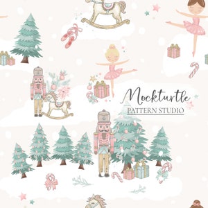 Peut inclure: Un motif sans couture sur le thème de Noël avec une ballerine, un casse-noisette, un cheval à bascule, des sapins de Noël, des cannes en sucre et des cadeaux. Le motif est dans une palette de couleurs rose pâle, vert et blanc. Le texte "Mockturtle Pattern Studio" est inclus dans le design.