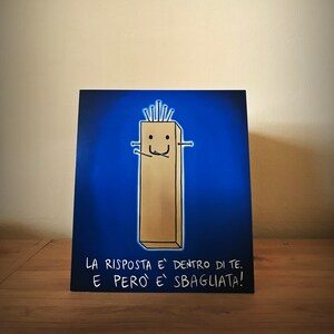 Puede incluir: Un fondo azul con un dibujo animado de una figura de palo de madera con una cara sonriente y un montón de alfileres que sobresalen de su cabeza. El texto debajo de la figura dice "LA RISPOSTA E' DENTRO DI TE. E PERO' E' SBAGLIATA!"